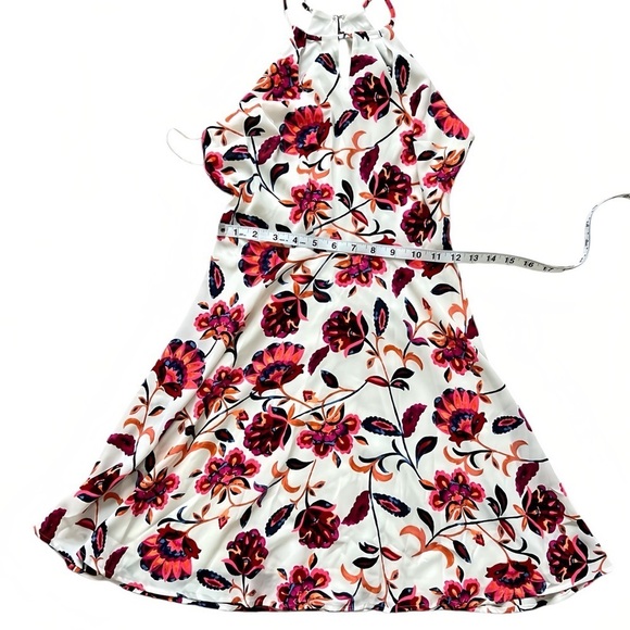 Express Fit-and-Flare A-Line Floral Halter Dress – Size 2
Soft & Silky - Picture 8 of 10